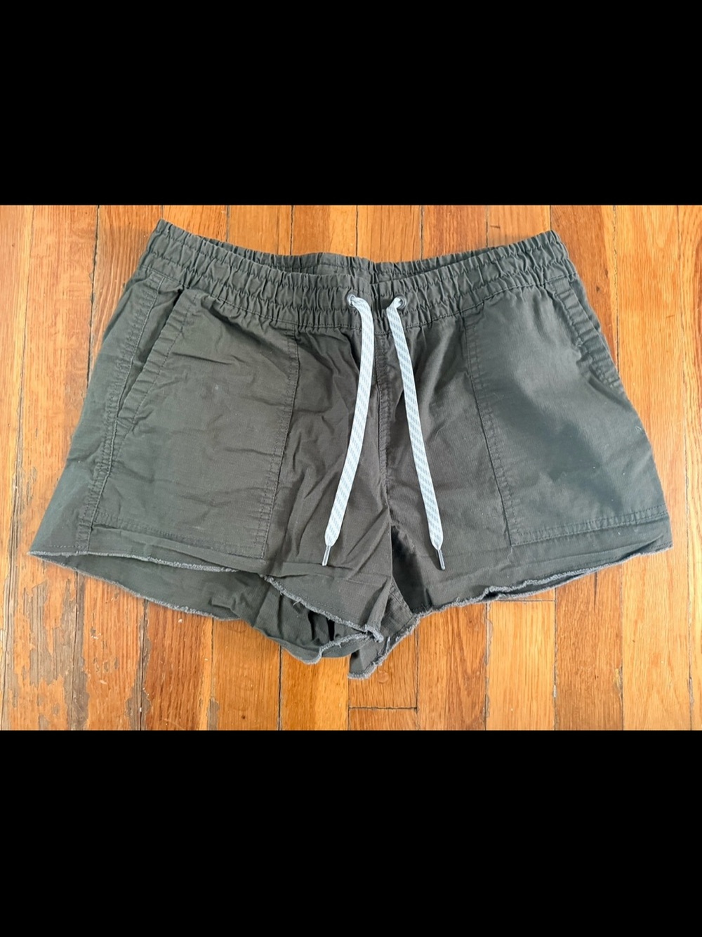 Vuori Women's
Ripstop Short in olive green size small